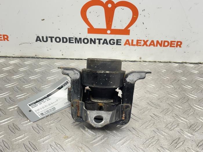 Gebruikte Versnellingsbak Steun Peugeot 108 1.0 12V Prijs op aanvraag aangeboden door Alexander Autodemontage