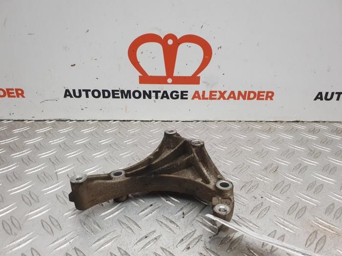 Gebruikte Dynamosteun boven Opel Corsa D 1.3 CDTi 16V ecoFLEX Prijs op aanvraag aangeboden door Alexander Autodemontage