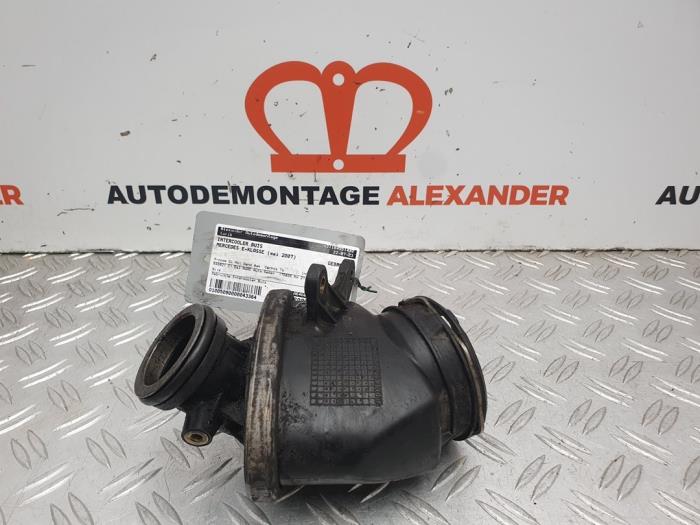 Gebruikte Intercooler Buis Mercedes E (W211) 2.2 E-200 CDI 16V Prijs op aanvraag aangeboden door Alexander Autodemontage