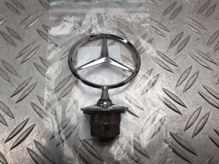 Embleem van een Mercedes-Benz E (W211) 2.2 E-200 CDI 16V 2007
