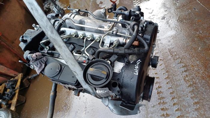 Motor van een Volkswagen Golf V Variant (1K5) 2.0 TDI 16V 2009