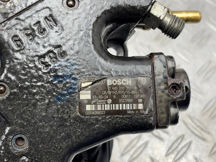 Dieselpomp van een Opel Corsa D 1.3 CDTi 16V ecoFLEX 2011