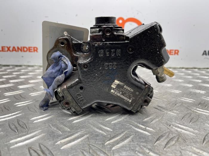 Dieselpomp van een Opel Corsa D 1.3 CDTi 16V ecoFLEX 2011