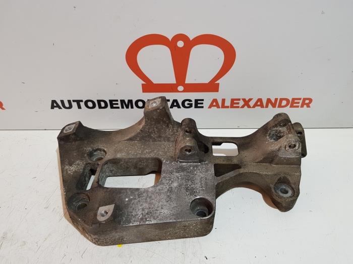 Gebruikte Dynamosteun boven Volkswagen Golf VI Variant (AJ5/1KA) 1.6 TDI 16V 105 Prijs € 45,00 Margeregeling aangeboden door Alexander Autodemontage