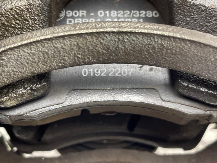 Remklauw (Tang) rechts-voor van een Kia Rio III (UB) 1.2 CVVT 16V 2016