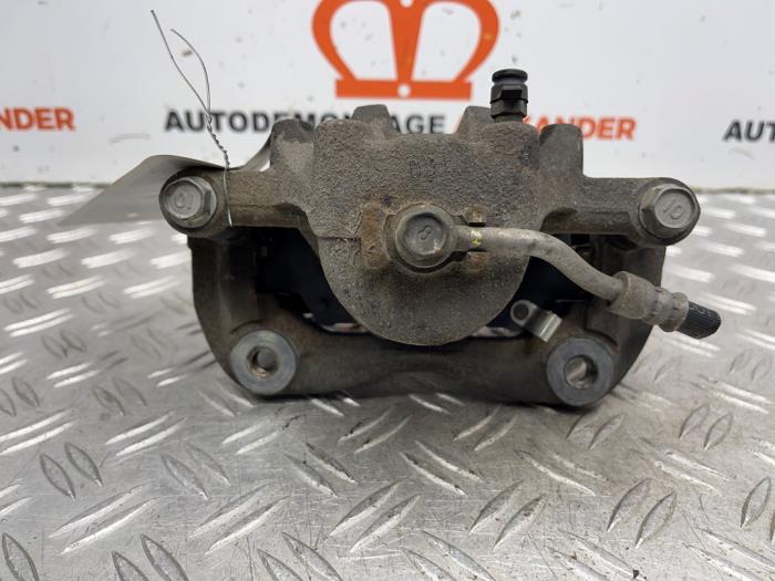 Remklauw (Tang) rechts-voor van een Kia Rio III (UB) 1.2 CVVT 16V 2016