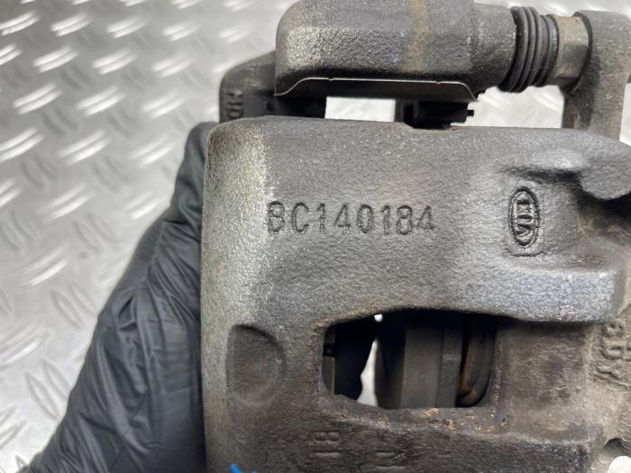 Remklauw (Tang) rechts-voor van een Kia Rio III (UB) 1.2 CVVT 16V 2016