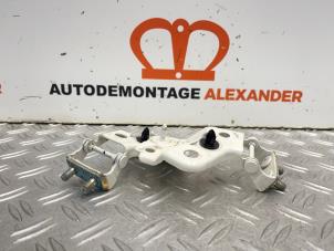Gebruikte Achterklep Scharnier Peugeot 108 1.0 12V Prijs op aanvraag aangeboden door Alexander Autodemontage