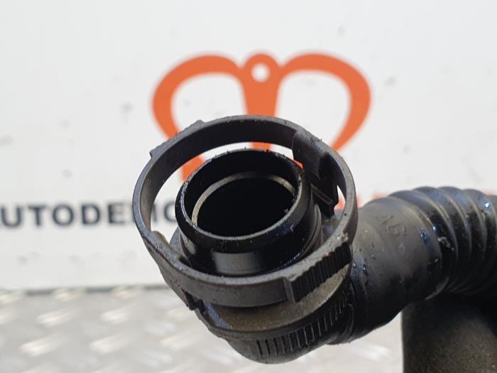 Carterventilatie van een Seat Ibiza ST (6J8) 1.2 TDI Ecomotive 2011