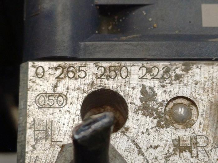 ABS Pomp van een Mercedes-Benz E (W211) 2.2 E-200 CDI 16V 2007