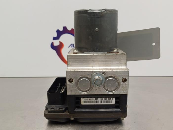 ABS Pomp van een Mercedes-Benz E (W211) 2.2 E-200 CDI 16V 2007