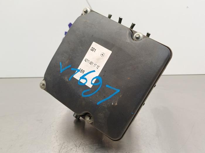 ABS Pomp van een Mercedes-Benz E (W211) 2.2 E-200 CDI 16V 2007