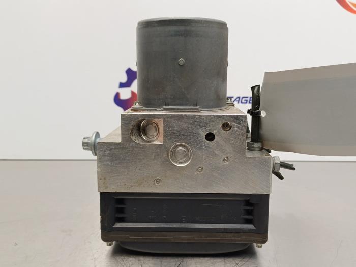 ABS Pomp van een Mercedes-Benz E (W211) 2.2 E-200 CDI 16V 2007