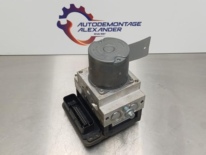 ABS Pomp van een Mercedes-Benz E (W211) 2.2 E-200 CDI 16V 2007