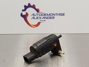 Gebruikte Ruitensproeierpomp voor Volkswagen Golf VII Variant (AUVV) 1.6 TDI BMT 16V Prijs € 5,00 Margeregeling aangeboden door Alexander Autodemontage