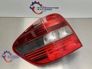 Gebruikte Achterlicht links Mercedes ML II (164/4JG) 3.0 ML-320 CDI 4-Matic V6 24V Prijs € 90,00 Margeregeling aangeboden door Alexander Autodemontage