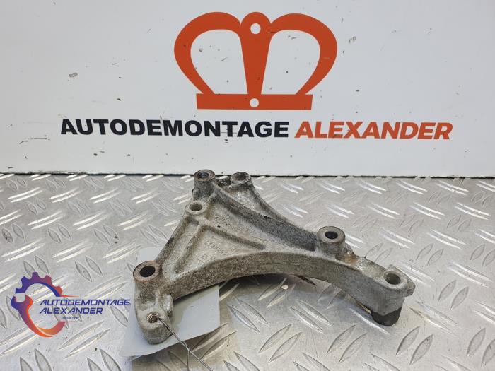 Gebruikte Dynamosteun boven Opel Corsa D 1.3 CDTi 16V ecoFLEX Prijs op aanvraag aangeboden door Alexander Autodemontage