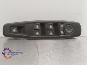 Gebruikte Raam schakelaar elektrisch Renault Megane III CC (EZ) 1.4 16V TCe 130 Prijs € 70,00 Margeregeling aangeboden door Alexander Autodemontage