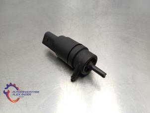 Gebruikte Ruitensproeier voor Volkswagen Jetta IV (162/16A) 1.6 TDI 16V Prijs op aanvraag aangeboden door Alexander Autodemontage