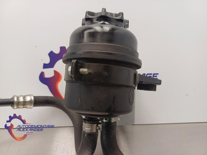 Gebruikte Servo Oliereservoir BMW 3 serie (E90) 320i 16V Prijs € 22,51 Inclusief btw aangeboden door Alexander Autodemontage