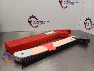 Gebruikte Gevarendriehoek Toyota Yaris II (P9) 1.0 12V VVT-i Prijs op aanvraag aangeboden door Alexander Autodemontage