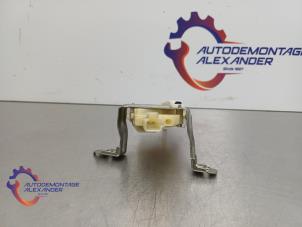 Gebruikte Sluithulpmotor achterklep Toyota Yaris II (P9) 1.0 12V VVT-i Prijs op aanvraag aangeboden door Alexander Autodemontage