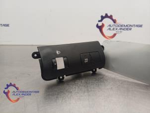 Gebruikte Voorruitverwarming schakelaar Kia Cee'd (EDB5) 1.4 CVVT 16V Prijs op aanvraag aangeboden door Alexander Autodemontage