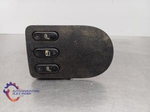 Gebruikte Schakelaar Stoelverwarming Nissan Qashqai (J10) 2.0 16V Prijs op aanvraag aangeboden door Alexander Autodemontage