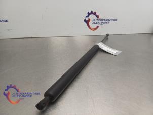 Gebruikte Kofferdekseldemper rechts-achter Opel Combo Cargo 1.2 110 Prijs op aanvraag aangeboden door Alexander Autodemontage