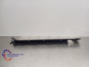 Gebruikte Schuifdeur Rail rechts Opel Combo Cargo 1.2 110 Prijs op aanvraag aangeboden door Alexander Autodemontage