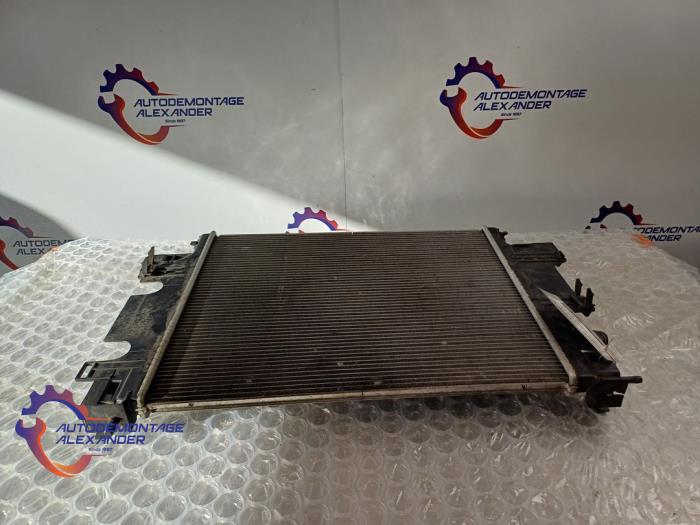 Gebruikte Radiateur Renault Twingo III (AH) 1.0 SCe 65 12V Prijs € 144,99 Margeregeling aangeboden door Alexander Autodemontage