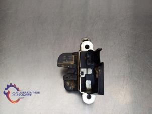 Gebruikte Achterklep Slotmechaniek Volkswagen Passat Variant (3C5) 1.6 TDI 16V Bluemotion Prijs op aanvraag aangeboden door Alexander Autodemontage