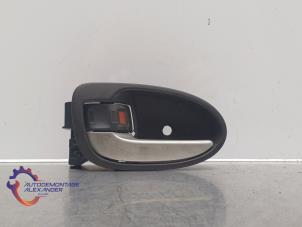 Gebruikte Portiergreep 2Deurs links Toyota Yaris II (P9) 1.0 12V VVT-i Prijs op aanvraag aangeboden door Alexander Autodemontage