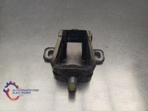 Gebruikte Achterklep Scharnier Volkswagen Up! (121) 1.0 12V 75 Prijs op aanvraag aangeboden door Alexander Autodemontage