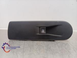 Gebruikte Ruit schakelaar elektrisch Renault Captur (2R) 0.9 Energy TCE 12V Prijs op aanvraag aangeboden door Alexander Autodemontage