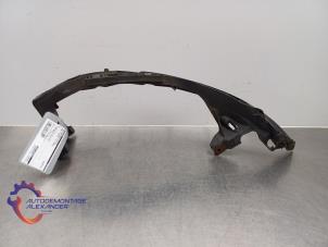 Gebruikte Koplampframe rechts BMW 1 serie (E87/87N) 118i 16V Prijs op aanvraag aangeboden door Alexander Autodemontage