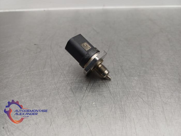 Brandstofdruk sensor van een Mercedes-Benz C (W205) C-200 1.5 EQ Boost 2019