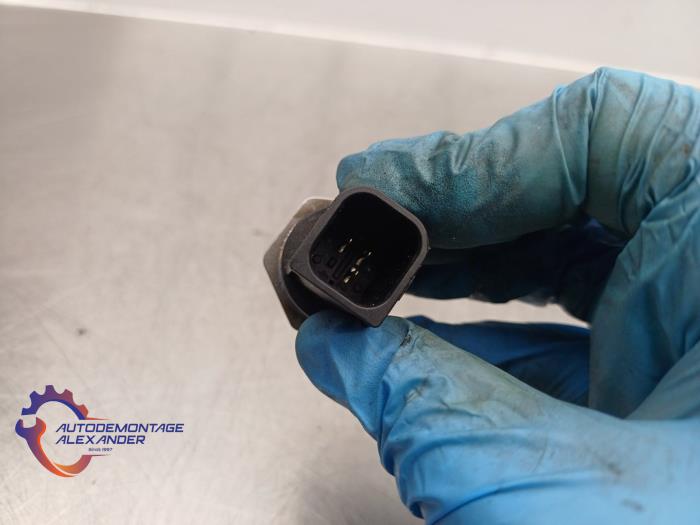 Brandstofdruk sensor van een Mercedes-Benz C (W205) C-200 1.5 EQ Boost 2019