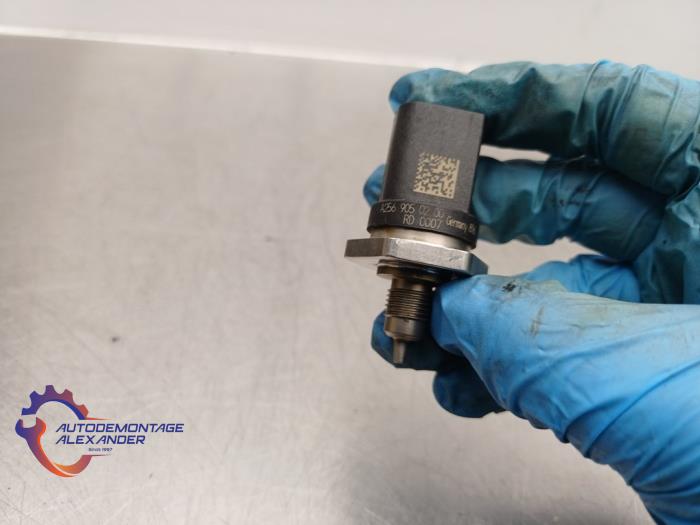 Brandstofdruk sensor van een Mercedes-Benz C (W205) C-200 1.5 EQ Boost 2019