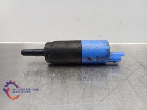 Gebruikte Pomp koplampsproeier Peugeot 5008 I (0A/0E) 1.6 THP 16V Prijs op aanvraag aangeboden door Alexander Autodemontage