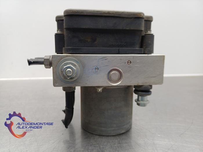 ABS Pomp van een Ford Transit Custom 2.0 TDCi 16V Eco Blue 129 2023