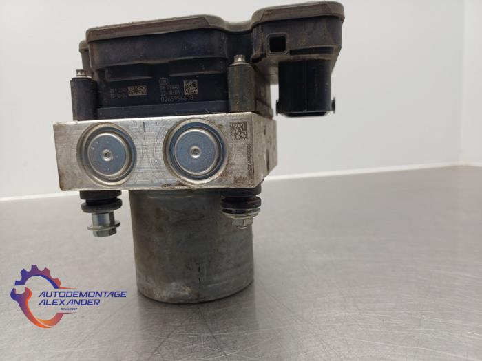 ABS Pomp van een Ford Transit Custom 2.0 TDCi 16V Eco Blue 129 2023