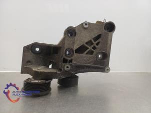 Gebruikte Dynamosteun onder Opel Insignia Sports Tourer 2.0 CDTI 16V 120 ecoFLEX Prijs op aanvraag aangeboden door Alexander Autodemontage