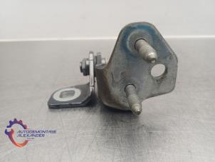 Gebruikte Scharnier deur links-achter Ford Fiesta 7 1.5 TDCi 85 Prijs op aanvraag aangeboden door Alexander Autodemontage