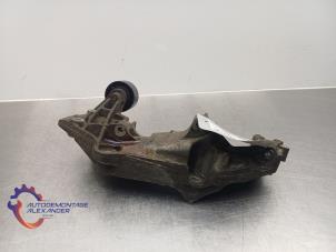 Gebruikte Dynamosteun boven Renault Master III (JV) 2.3 dCi 16V 145 Prijs op aanvraag aangeboden door Alexander Autodemontage