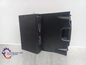 Gebruikte Multimedia aansluiting Mercedes A (W176) 1.6 A-180 16V Prijs € 30,00 Margeregeling aangeboden door Alexander Autodemontage