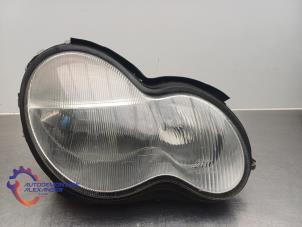Gebruikte Koplamp rechts Mercedes C (W203) 2.0 C-180 16V Prijs € 75,00 Inclusief btw aangeboden door Alexander Autodemontage