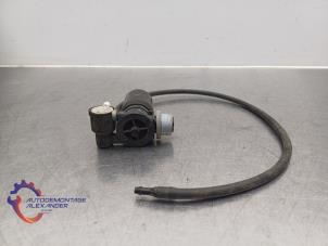 Gebruikte Ruitensproeierpomp voor Ford Fiesta 6 (JA8) 1.0 EcoBoost 12V 100 Prijs op aanvraag aangeboden door Alexander Autodemontage