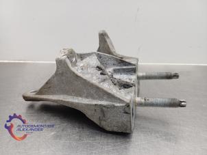 Gebruikte Versnellingsbak Steun Ford Transit Custom 2.0 TDCi 16V Eco Blue 130 Prijs op aanvraag aangeboden door Alexander Autodemontage