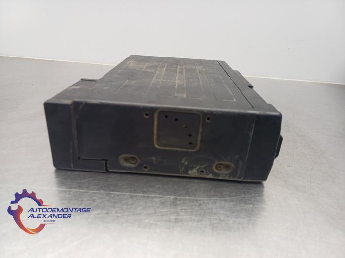 CD Speler van een Mercedes-Benz S (W220) 3.2 S-320 CDI Lang 2005